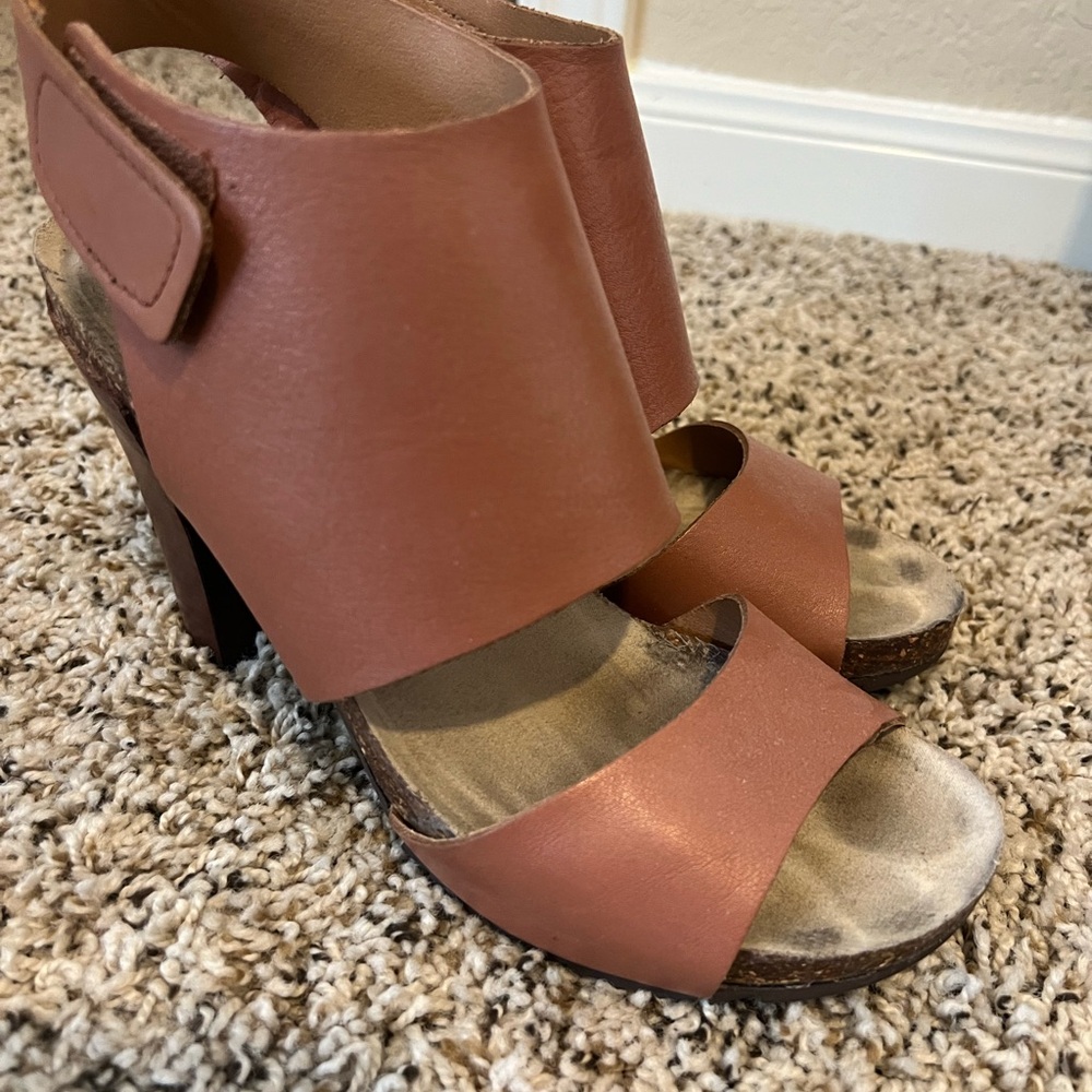 Stylish Women's Tan Heeled Sandals